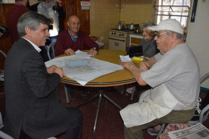 El intendente visitó el Barrio Sud para informar sobre la obra de piedra caliza El intendente visitó el Barrio Sud para informar sobre la obra de piedra caliza