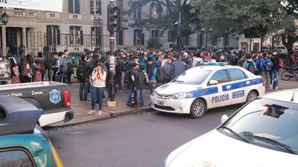 “Chau, mierdas”: la carta de la estudiante que intentó suicidarse en La Plata “Chau, mierdas”: la carta de la estudiante que intentó suicidarse en La Plata