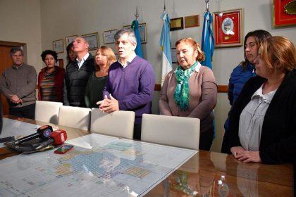 Britos entregó cheques a dos Escuelas para reparaciones edilicias Britos entregó cheques a dos Escuelas para reparaciones edilicias