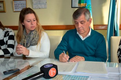 La firma INYEPLAST firmó su escritura La firma INYEPLAST firmó su escritura