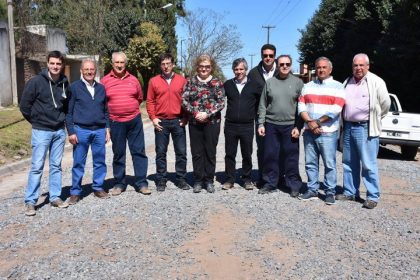Se concretó la obra de cordón cuneta y piedra caliza en el Barrio 20 de Julio Se concretó la obra de cordón cuneta y piedra caliza en el Barrio 20 de Julio