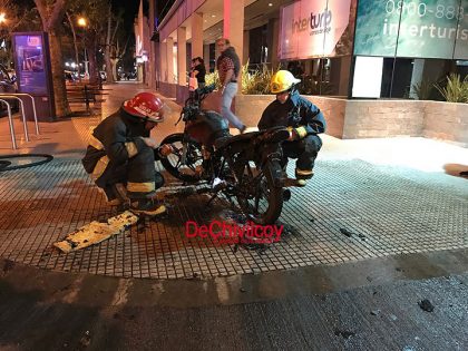 Incendió una moto en la que se movilizaba con una mujer y un bebé y huyeron Incendió una moto en la que se movilizaba con una mujer y un bebé y huyeron