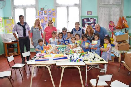 El intendente entregó material didáctico y juguetes al Jardín 911 El intendente entregó material didáctico y juguetes al Jardín 911