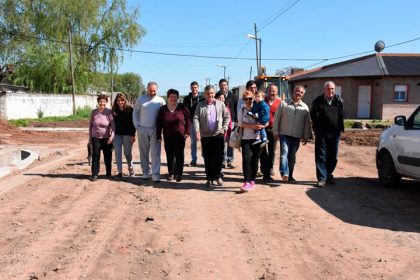 Avanza la obra de cordón cuneta y estabilizado con piedra caliza en el Barrio Norte Avanza la obra de cordón cuneta y estabilizado con piedra caliza en el Barrio Norte