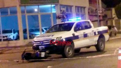 Alrededor de la media noche del lunes un patrullero chocó contra una motocicleta Alrededor de la media noche del lunes un patrullero chocó contra una motocicleta