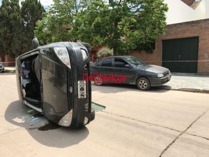 Se produjo un vuelco en la calle Ituzaingo Se produjo un vuelco en la calle Ituzaingo