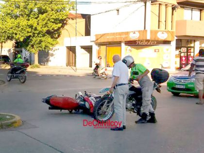 Chocaron dos motos en la esquina de Avenida Ceballos y Soler Chocaron dos motos en la esquina de Avenida Ceballos y Soler