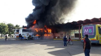 Bragado: Dos micros fueron incendiados en la terminal Bragado: Dos micros fueron incendiados en la terminal
