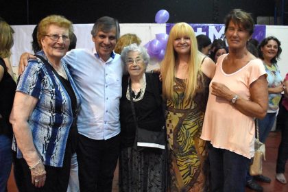 El intendente Britos compartió la tarde junto a adultos mayores El intendente Britos compartió la tarde junto a adultos mayores