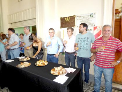 El intendente brindó con empleados municipales El intendente brindó con empleados municipales