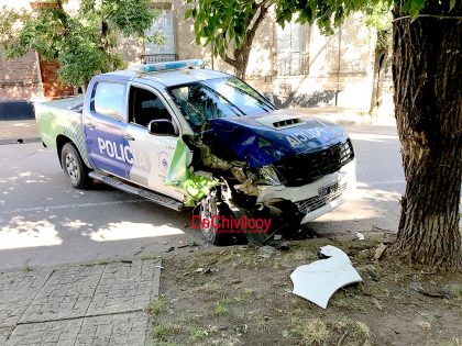Un patrullero chocó contra un árbol, dos efectivos lesionados item-thumbnail