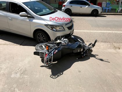 Un motociclista fue embestido por un vehículo en el ingreso al estacionamiento de un local comercial Un motociclista fue embestido por un vehículo en el ingreso al estacionamiento de un local comercial