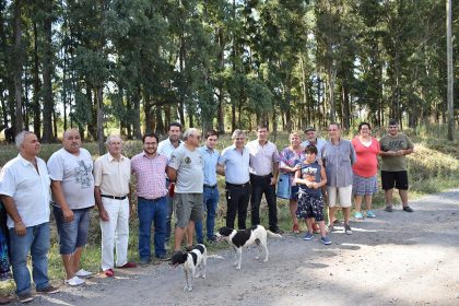 El intendente Britos y vecinos recorrieron un predio cedido en el Barrio Sur El intendente Britos y vecinos recorrieron un predio cedido en el Barrio Sur