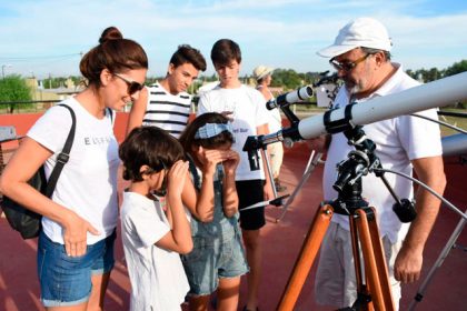 Fiesta de las Estrellas: vecinos se acercaron para observar el eclipse solar Fiesta de las Estrellas: vecinos se acercaron para observar el eclipse solar