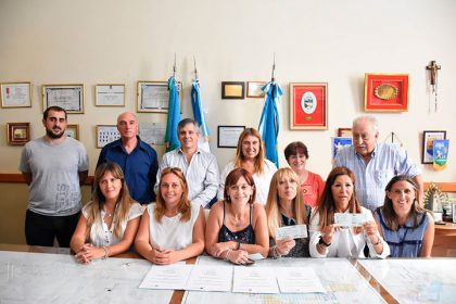 El intendente entregó 221.962 pesos a establecimientos educativos El intendente entregó 221.962 pesos a establecimientos educativos