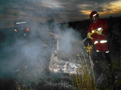 Se incendio un automotor en el interior de un campo item-thumbnail