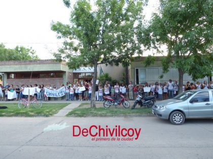 Gran abrazo simbólico al Bachillerato de Adultos de la Media Nº 2 Gran abrazo simbólico al Bachillerato de Adultos de la Media Nº 2
