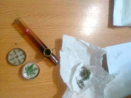 Cuatro jóvenes fueron aprehendidos poseyendo en su poder elementos para el consumo de estupefacientes Cuatro jóvenes fueron aprehendidos poseyendo en su poder elementos para el consumo de estupefacientes