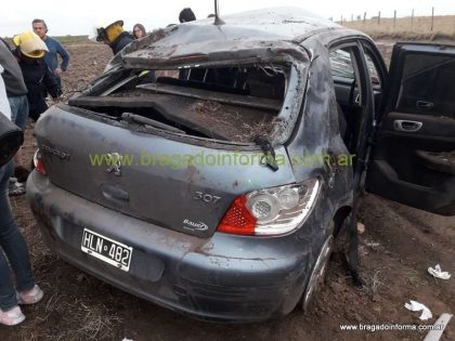 Cuatro personas accidentadas al volcar un auto en la Ruta 5 Cuatro personas accidentadas al volcar un auto en la Ruta 5
