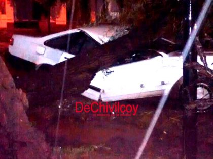 Fuerte temporal de lluvia y viento azotó nuestra ciudad causando múltiples daños y anegamientos Fuerte temporal de lluvia y viento azotó nuestra ciudad causando múltiples daños y anegamientos
