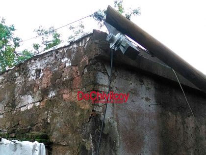 Se cayó un palo de luz arriba de una casa en una zona que quedó afectada el pasado temporal Se cayó un palo de luz arriba de una casa en una zona que quedó afectada el pasado temporal