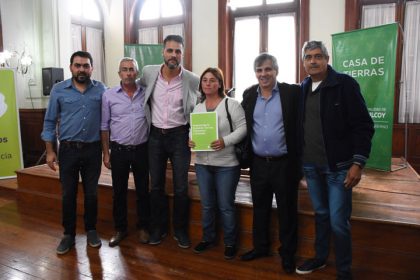 Se entregaron 50 escrituras y 200 boletos de compraventa Se entregaron 50 escrituras y 200 boletos de compraventa