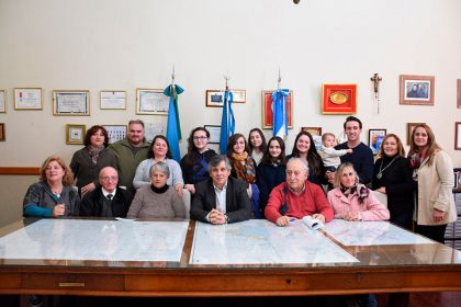 Britos le otorgó una beca mensual a una alumna de 70 años que está finalizando sus estudios primarios Britos le otorgó una beca mensual a una alumna de 70 años que está finalizando sus estudios primarios