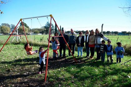 Entrega de mobiliario y juegos de plaza al establecimiento donde funciona el JIRIMM 10 y la Primaria 40 Entrega de mobiliario y juegos de plaza al establecimiento donde funciona el JIRIMM 10 y la Primaria 40