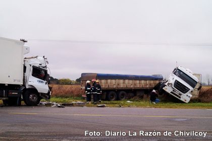 Violento choque de camiones en el cruce de las Rutas 5 y 51 Violento choque de camiones en el cruce de las Rutas 5 y 51