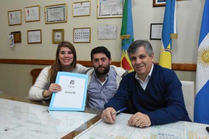 Tres vecinos firmaron su boleto de compraventa Tres vecinos firmaron su boleto de compraventa
