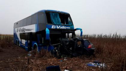 Ruta 5: murió un joven tras el choque frontal entre un ómnibus y automóvil Ruta 5: murió un joven tras el choque frontal entre un ómnibus y automóvil