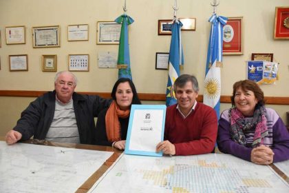 Dos vecinos firmaron su boleto de compraventa Dos vecinos firmaron su boleto de compraventa