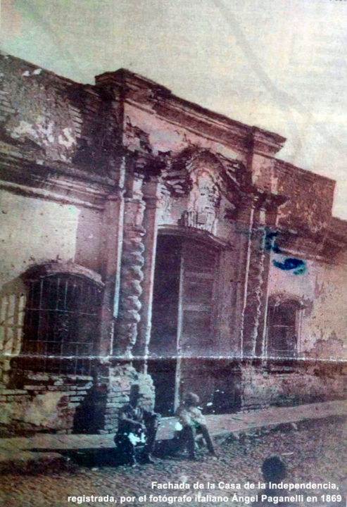 Fachada-de-la-Casa-de-la-Independencia,-registrada,-por-el-fotógrafo-italiano-Ángel-Paganelli-en-1869_