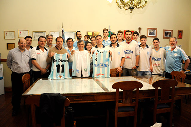 el-equipo-de-basquet-del-club-racing-visito-al-intendente-en-su-despacho-3